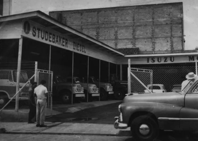 Sala de ventas de Casa Jaar con rótulos de Studebaker Diesel e Isuzu Motors, años 50